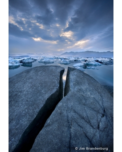 IC106 Iceland boulder crack