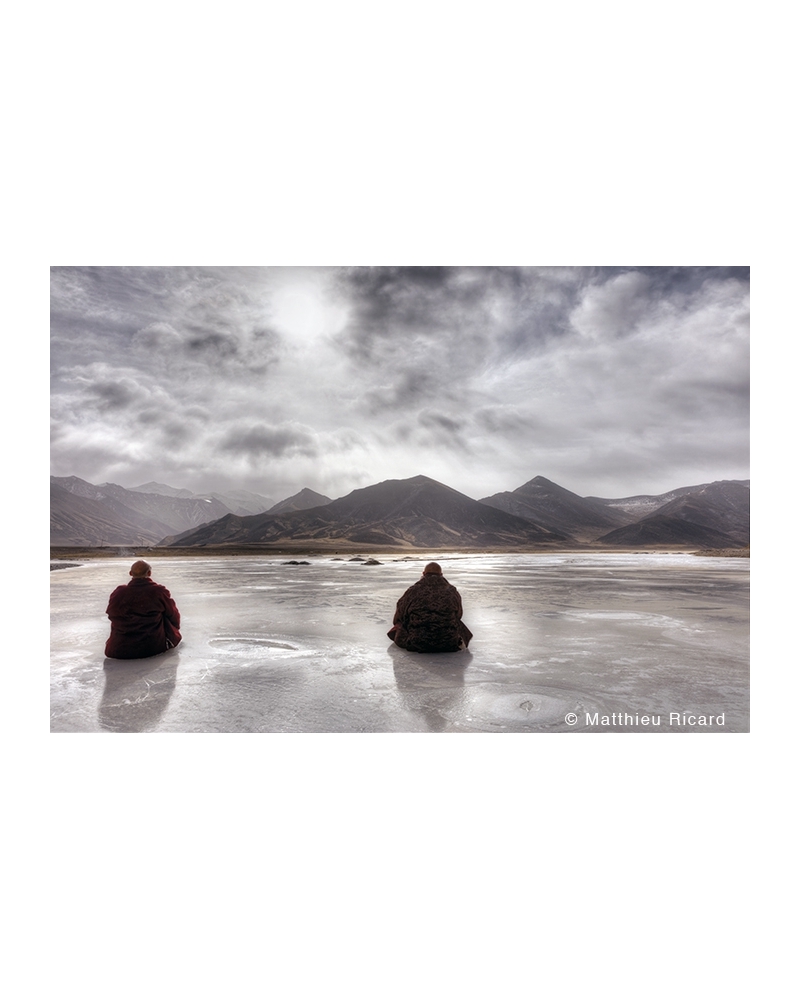 MR4445 Deux moines tibétains sur une rivière gelée
