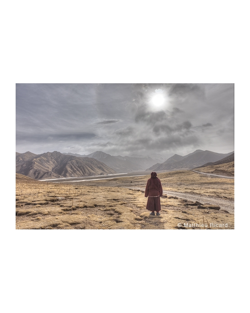 MR4443 Tibetan monk in front of the Amnye Machen Range