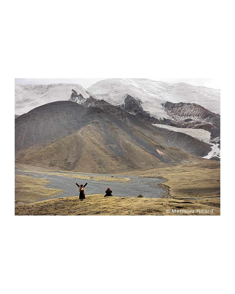 MR4446 Two Tibetan monks in front of the Amnye Machen Range