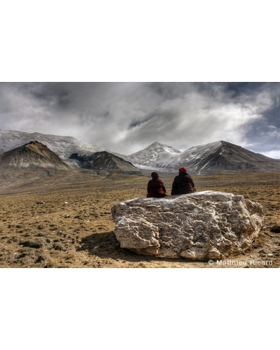 MR4447 Two Tibetan monks in front of the Amnye Machen Range