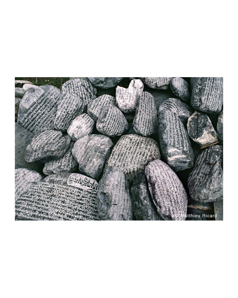 MR102 Mantras gravs dans les pierres